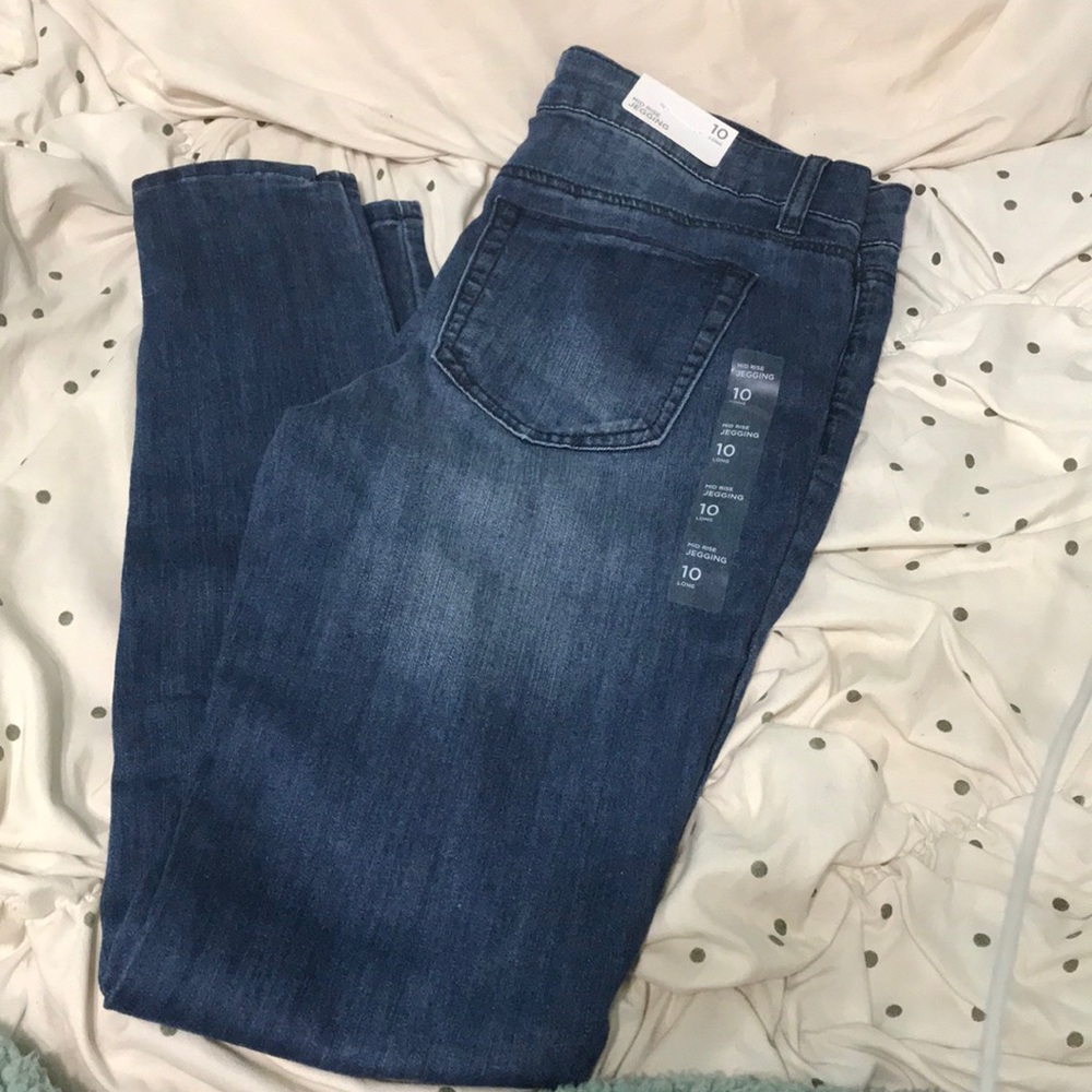 Mid rise jeggings.